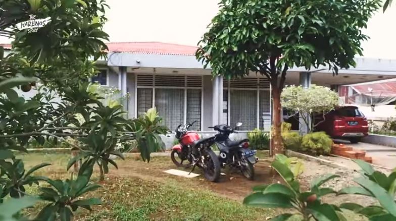 Potret rumah Dude Harlino © 2022 You Tube 