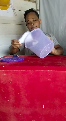 Cara praktis hilangkan aroma tak sedap pada toples plastik