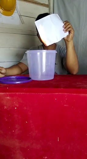 Cara praktis hilangkan aroma tak sedap pada toples plastik