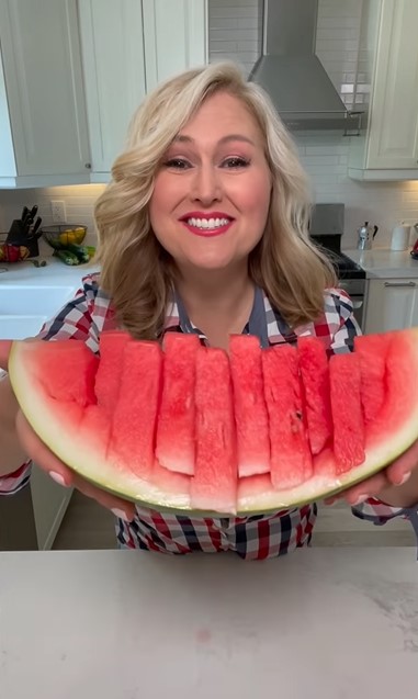 Trik potong semangka tanpa bikin tangan kotor, cuma pakai benang