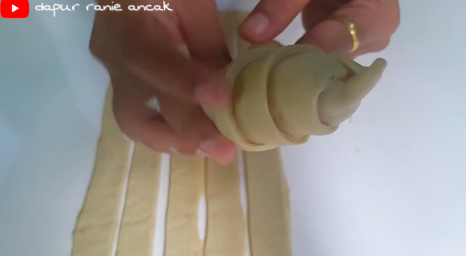 Cara simpel menggulung kulit molen agar rapi dan tertutup rapat