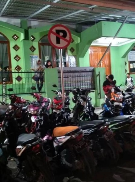 motor parkir di tempat nggak semestinya © berbagai sumber motor parkir di tempat nggak semestinya © berbagai sumber