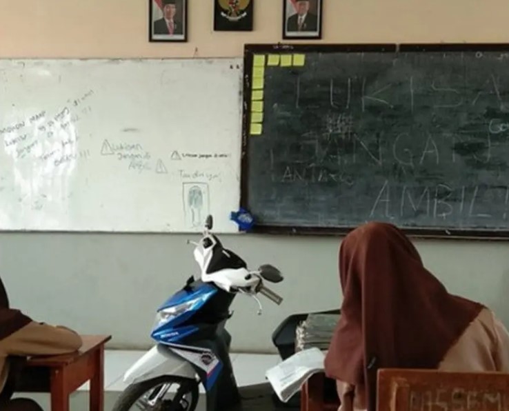 motor parkir di tempat nggak semestinya © berbagai sumber motor parkir di tempat nggak semestinya © berbagai sumber