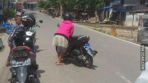 motor parkir di tempat nggak semestinya © berbagai sumber motor parkir di tempat nggak semestinya © berbagai sumber