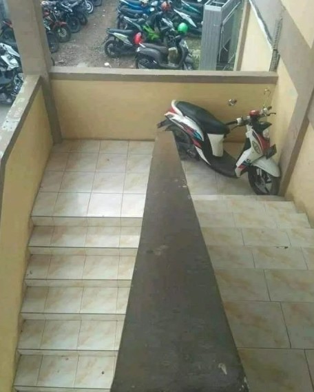 motor parkir di tempat nggak semestinya © berbagai sumber motor parkir di tempat nggak semestinya © berbagai sumber