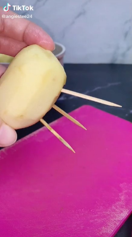 Trik mengukus kentang tanpa panci kukusan, manfaatkan tusuk gigi
