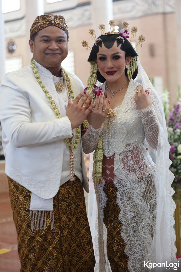 Pesona 13 pedangdut wanita saat menikah, Yeni Inka bergaya Jawa