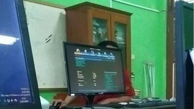 aksi kocak guru saat ngajar di kelas © berbagai sumber