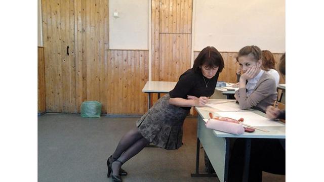 aksi kocak guru saat ngajar di kelas © berbagai sumber