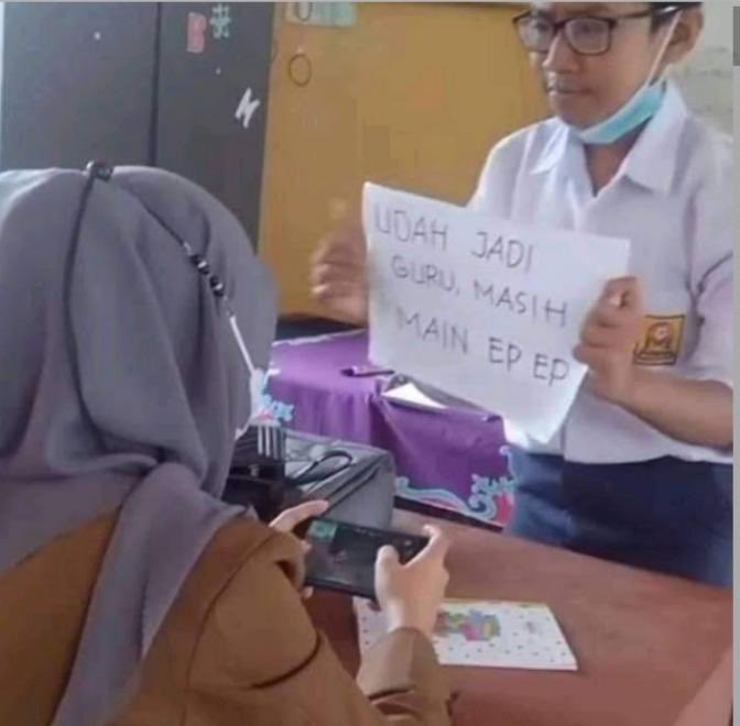 aksi kocak guru saat ngajar di kelas © berbagai sumber