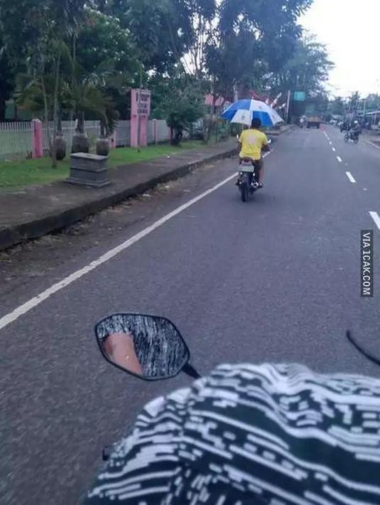 11 Momen apes orang naik motor sehabis hujan ini bikin senyum miris