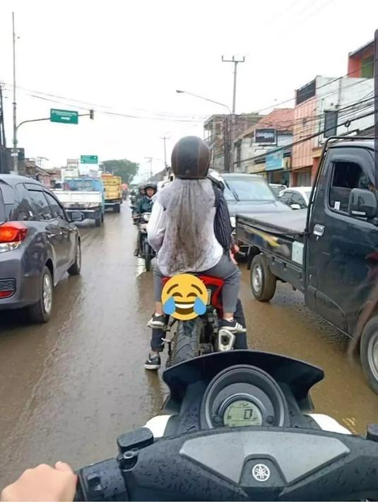 naik motor sehabis hujan © berbagai sumber