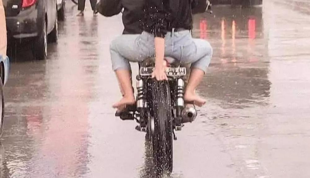 11 Momen apes orang naik motor sehabis hujan ini bikin senyum miris