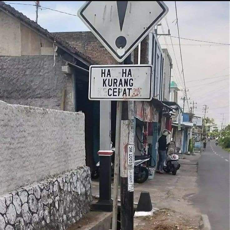 petunjuk jalan nggak sesuai © berbagai sumber