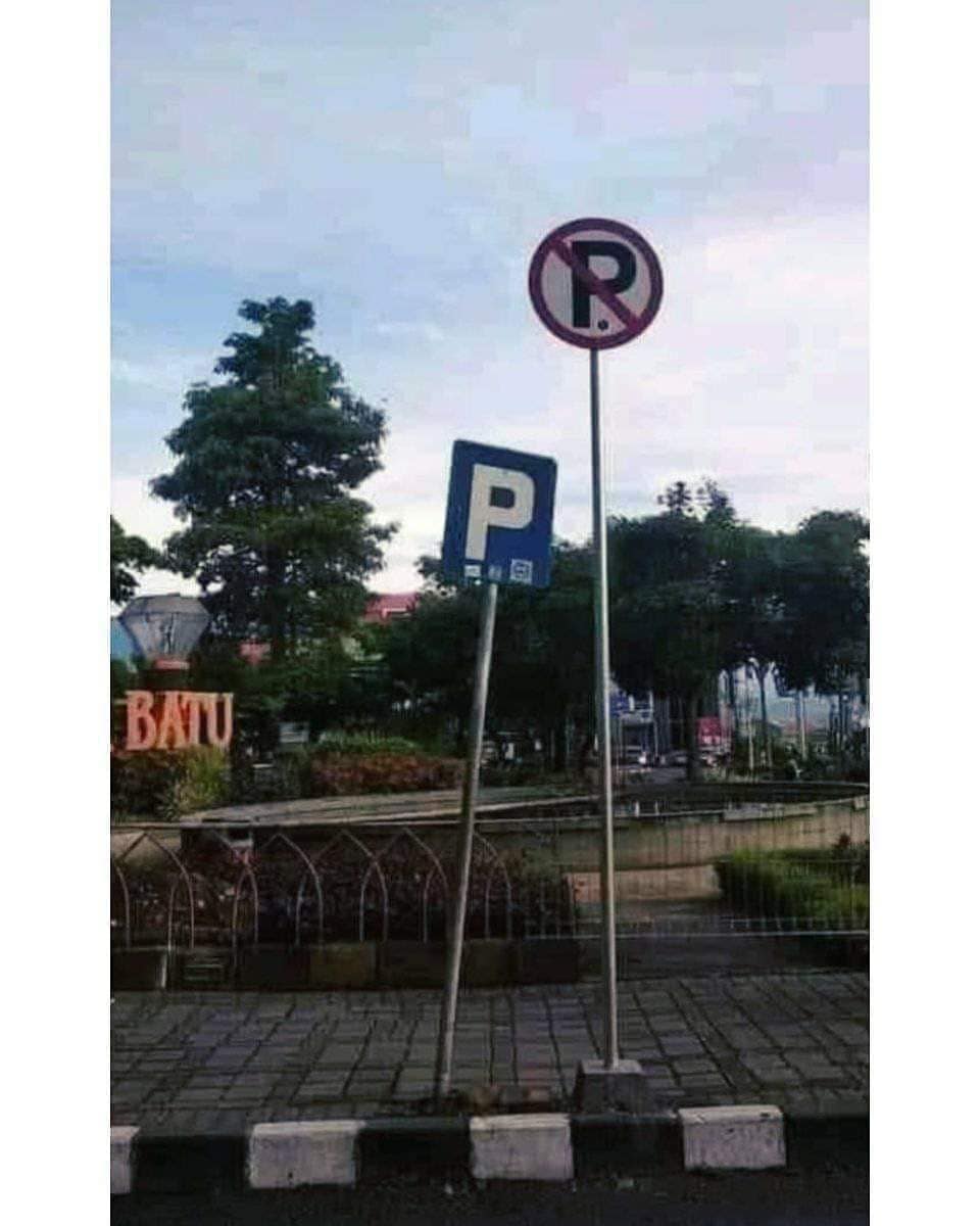 petunjuk jalan nggak sesuai © berbagai sumber