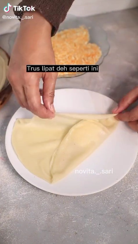 5 Cara mudah melipat risoles segitiga agar rapat, tak perlu olesan