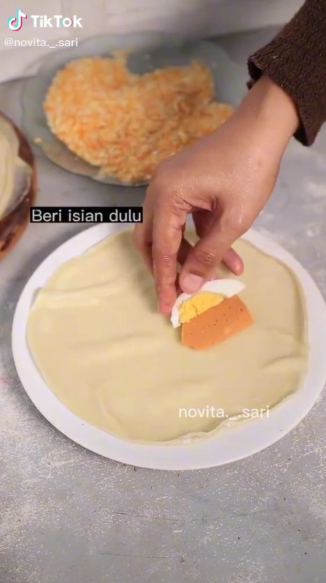 5 Cara mudah melipat risoles segitiga agar rapat, tak perlu olesan