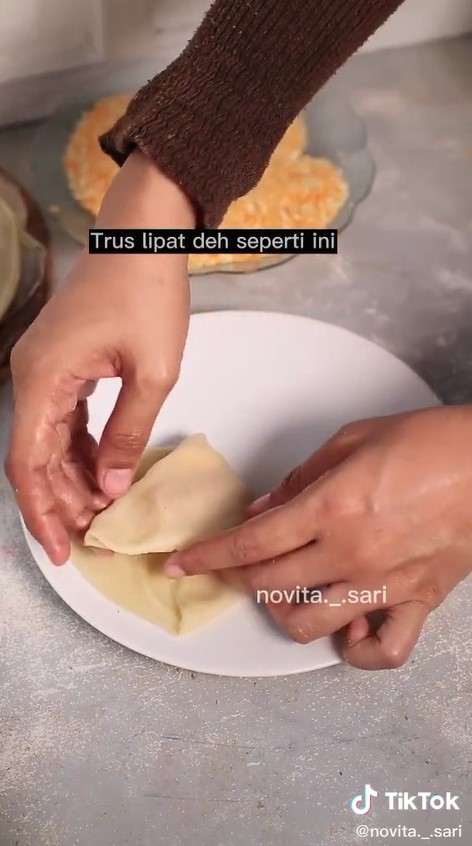 5 Cara mudah melipat risoles segitiga agar rapat, tak perlu olesan