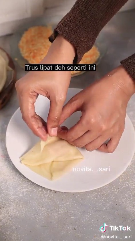 5 Cara mudah melipat risoles segitiga agar rapat, tak perlu olesan