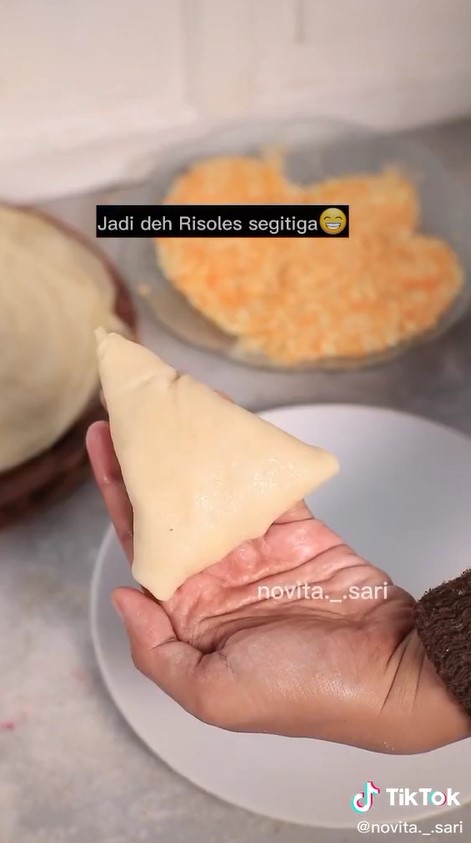 5 Cara mudah melipat risoles segitiga agar rapat, tak perlu olesan