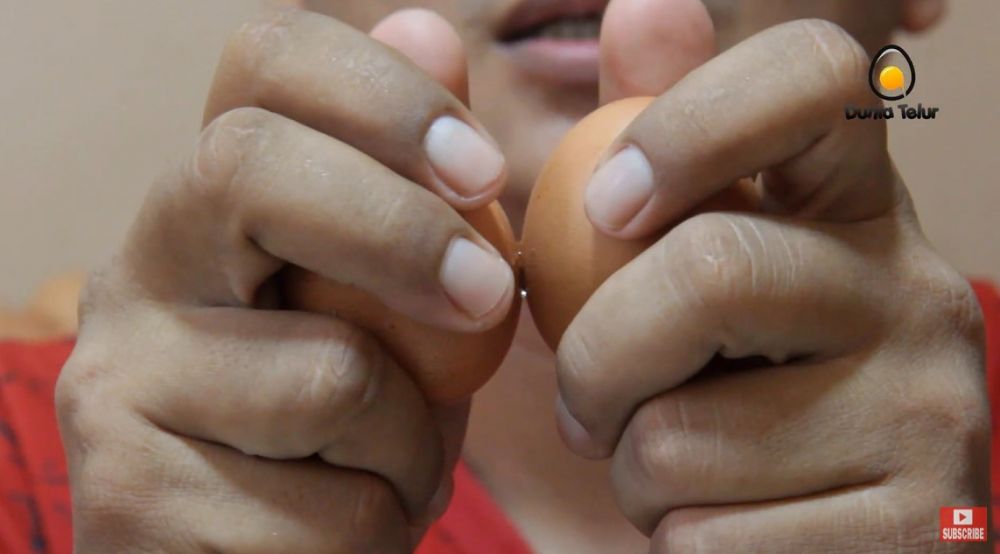 Trik pisahkan telur mentah yang saling menempel, nggak bikin rusak