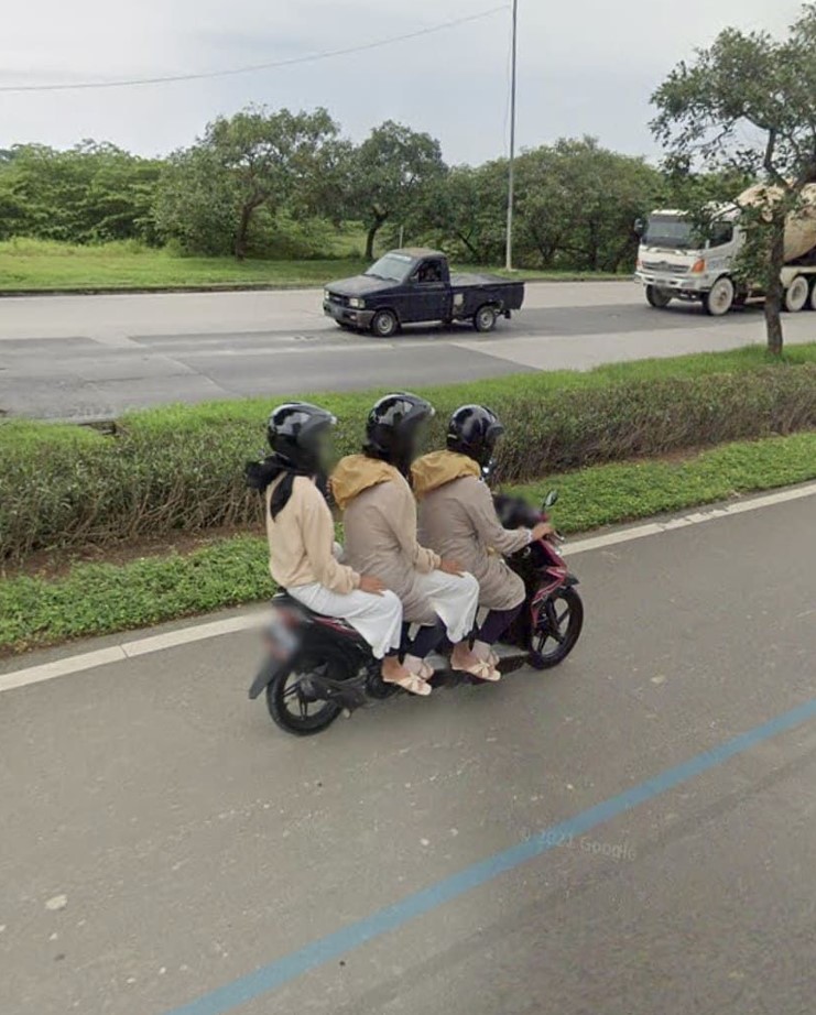 11 Aksi kocak emak-emak naik sepeda motor, bikin nggak habis pikir