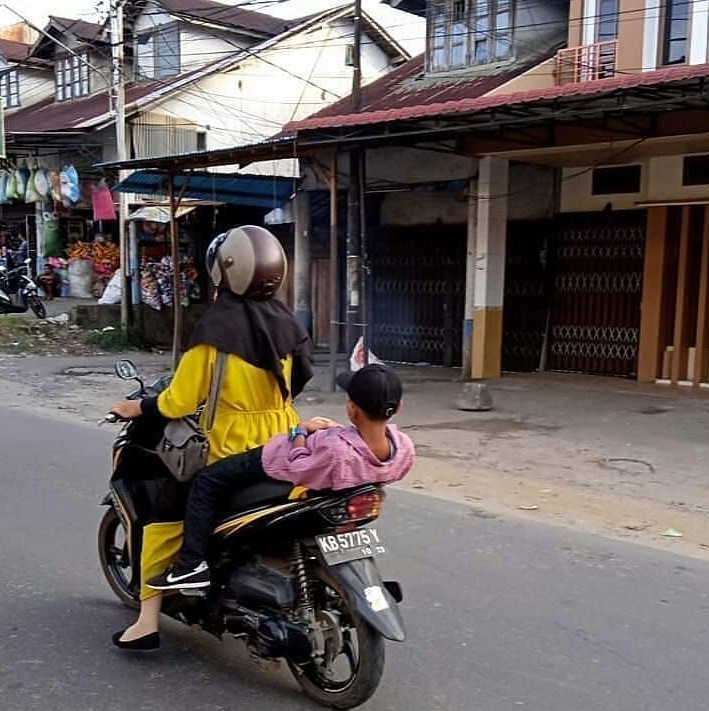 11 Aksi kocak emak-emak naik sepeda motor, bikin nggak habis pikir