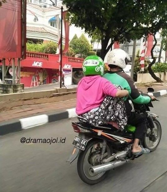 penumpang difoto dari belakang © berbagai sumber