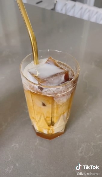 Cara jitu bikin kopi biar rasanya nggak hambar saat es batu mencair