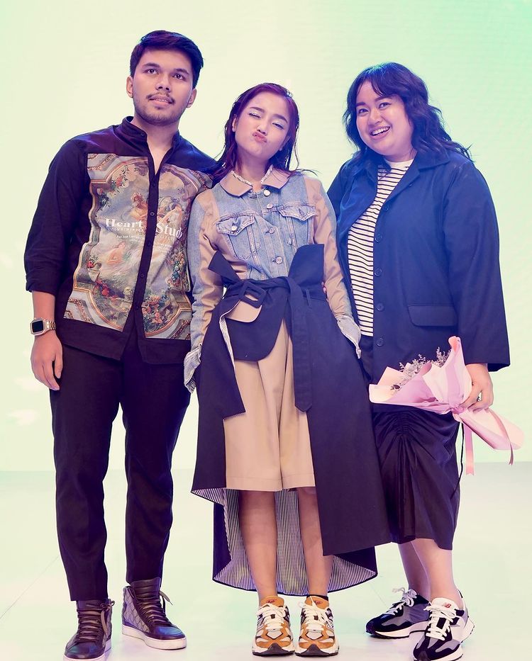 10 Potret Fuji catwalk di Jakarta Fashion Week 2023, kece abis