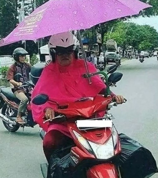 Aksi kocak emak naik sepeda motor Instagram