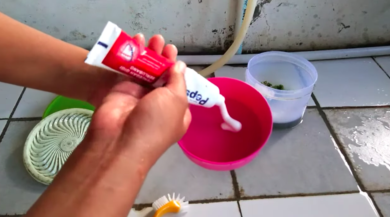 Cara hilangkan noda membandel di tutup toples tupperware, mudah ditiru