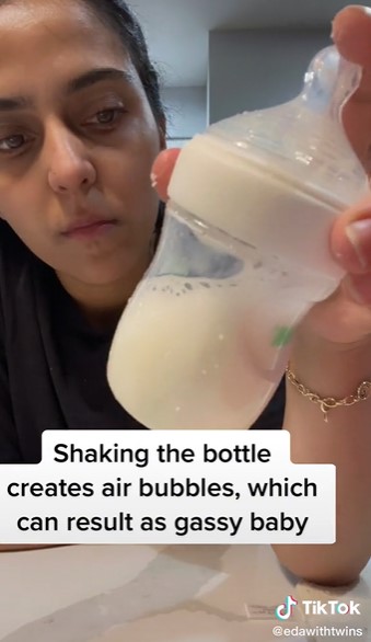 Cara mengocok susu di botol bikin anak tak mudah kembung, wajib tahu