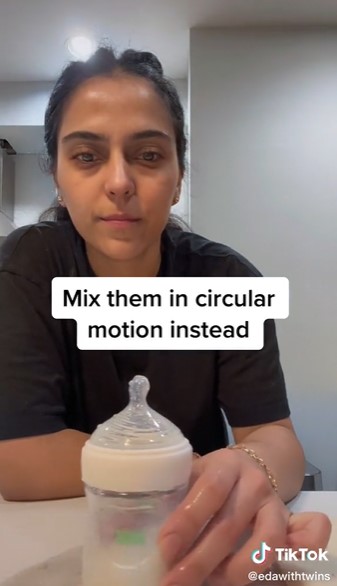 Cara mengocok susu di botol bikin anak tak mudah kembung, wajib tahu