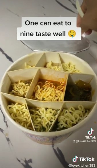 Pengen cicipi semua rasa, trik wanita ini makan mi instan kreatif pol