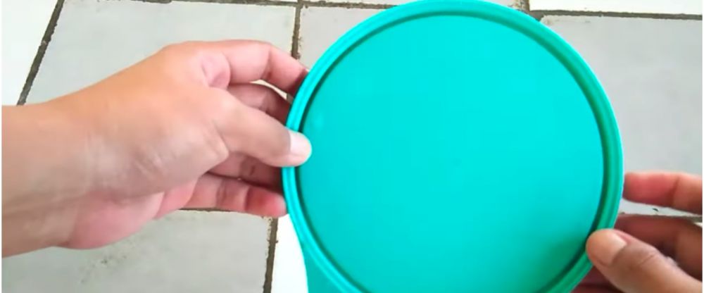 Cara hilangkan noda membandel di tutup toples tupperware, mudah ditiru