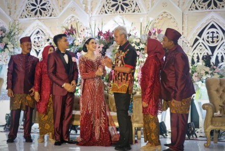 7 Momen Ganjar Pranowo datang ke nikahan Yeni Inka, beri pesan bijak