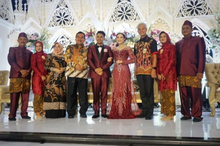 Ganjar Pranowo datang ke nikahan Yeni Inka © 2022 berbagai sumber
