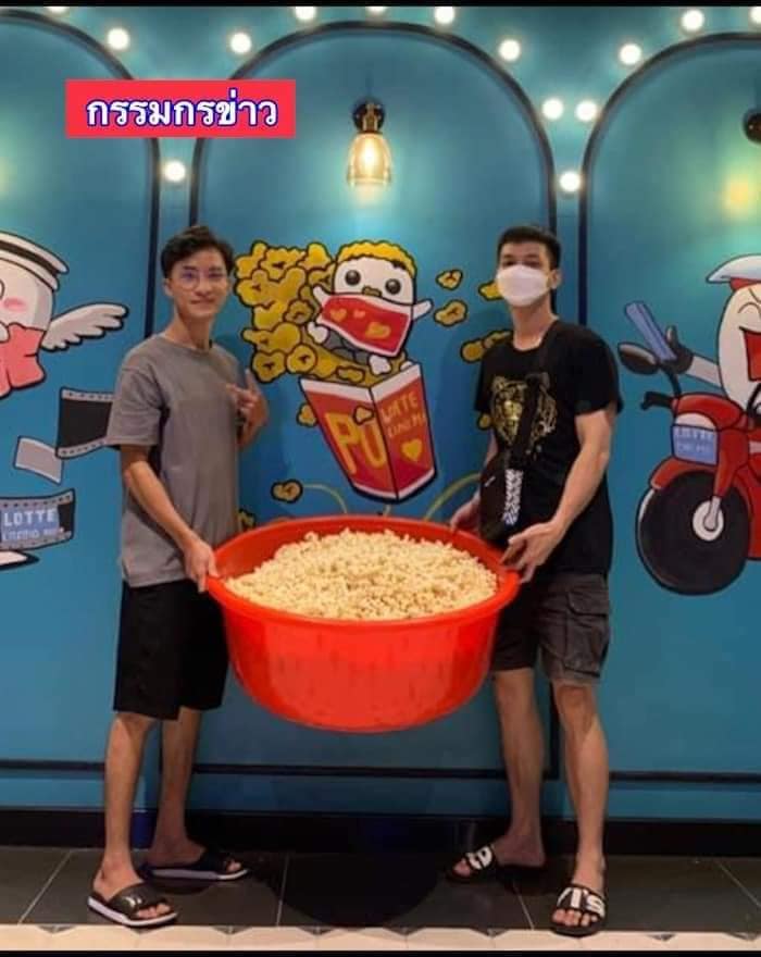 momen warga vietnam antri popcorn gratis © facebook momen warga vietnam antri popcorn gratis © facebook