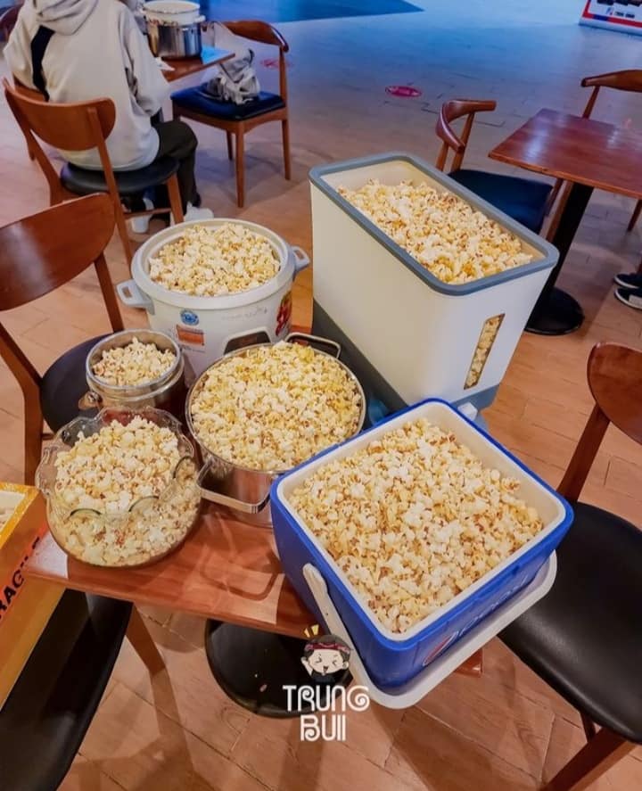 momen warga vietnam antri popcorn gratis © facebook momen warga vietnam antri popcorn gratis © facebook