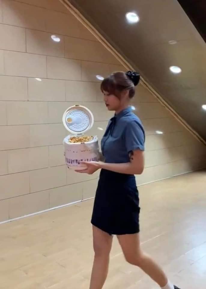 momen warga vietnam antri popcorn gratis © facebook