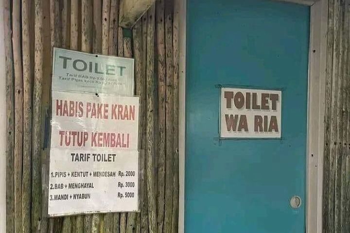 11 Tulisan lucu di toilet ini kurang huruf, jadi salah arti