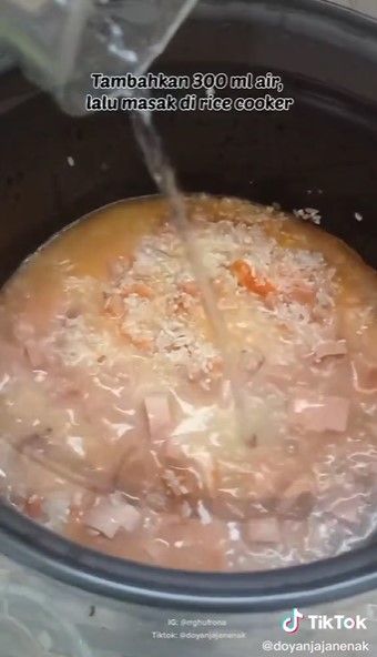5 Cara simpel masak nasi goreng di rice cooker, cocok untuk anak kos