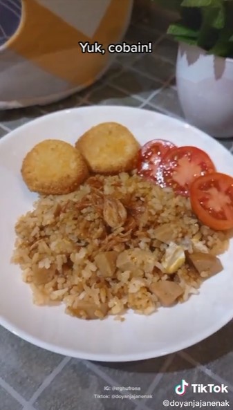 5 Cara simpel masak nasi goreng di rice cooker, cocok untuk anak kos
