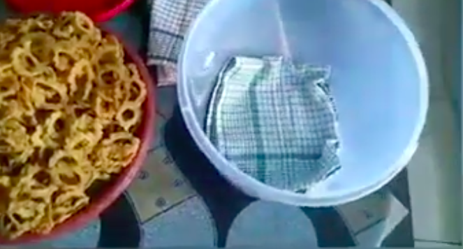 Tanpa spinner, ini cara praktis meniriskan minyak goreng pada keripik