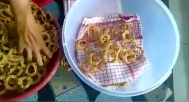Tanpa spinner, ini cara praktis meniriskan minyak goreng pada keripik