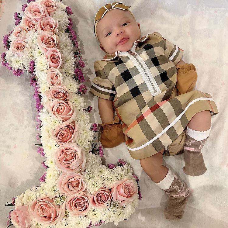 foto Ameena tiap bulan © berbagai sumber foto Ameena tiap bulan © berbagai sumber