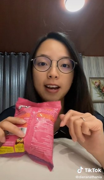 Trik sobek bungkus snack yang sulit dibuka, tetap rapi tanpa gunting