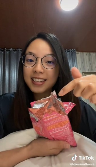 Trik sobek bungkus snack yang sulit dibuka, tetap rapi tanpa gunting