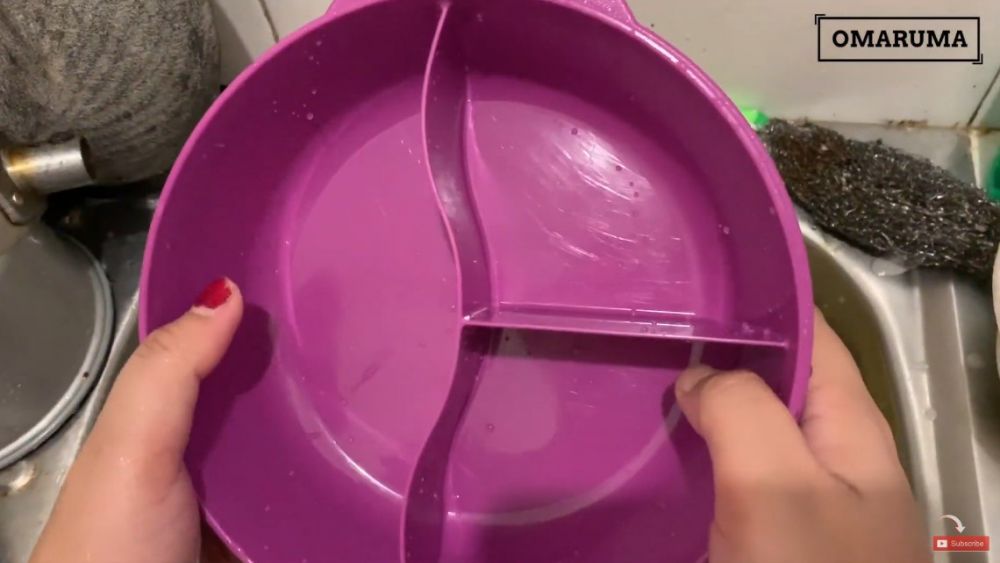 Cara jitu hilangkan bau tak sedap membandel di kotak makan plastik